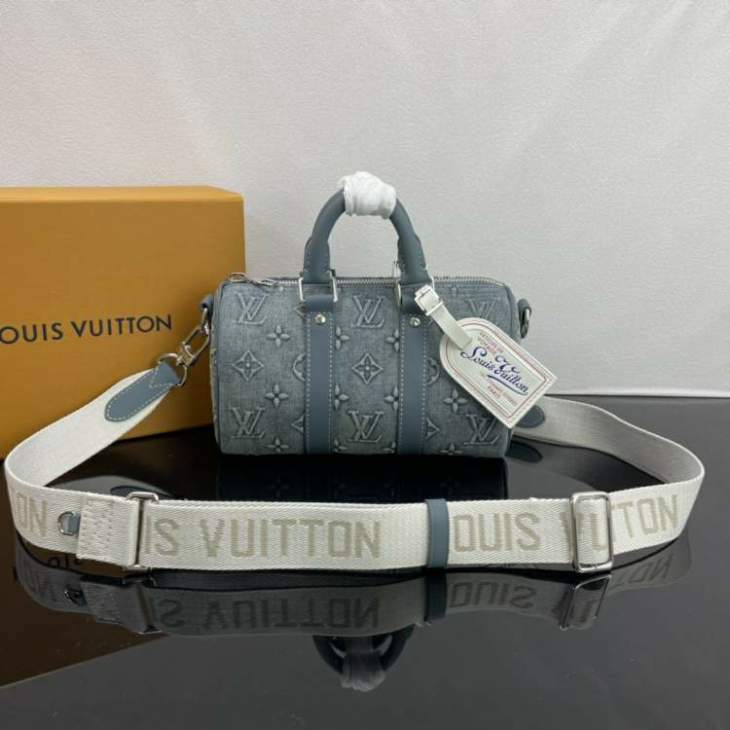 Picture of Louis Vuitton Mens Bags _SKUfw137938907fw